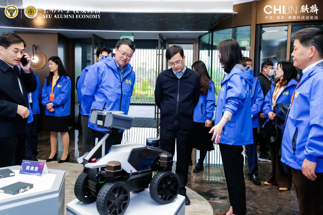 天创机器人受邀参加2023东大校友科技展 南京市委副书记、市长陈之常关注我司机器人产品