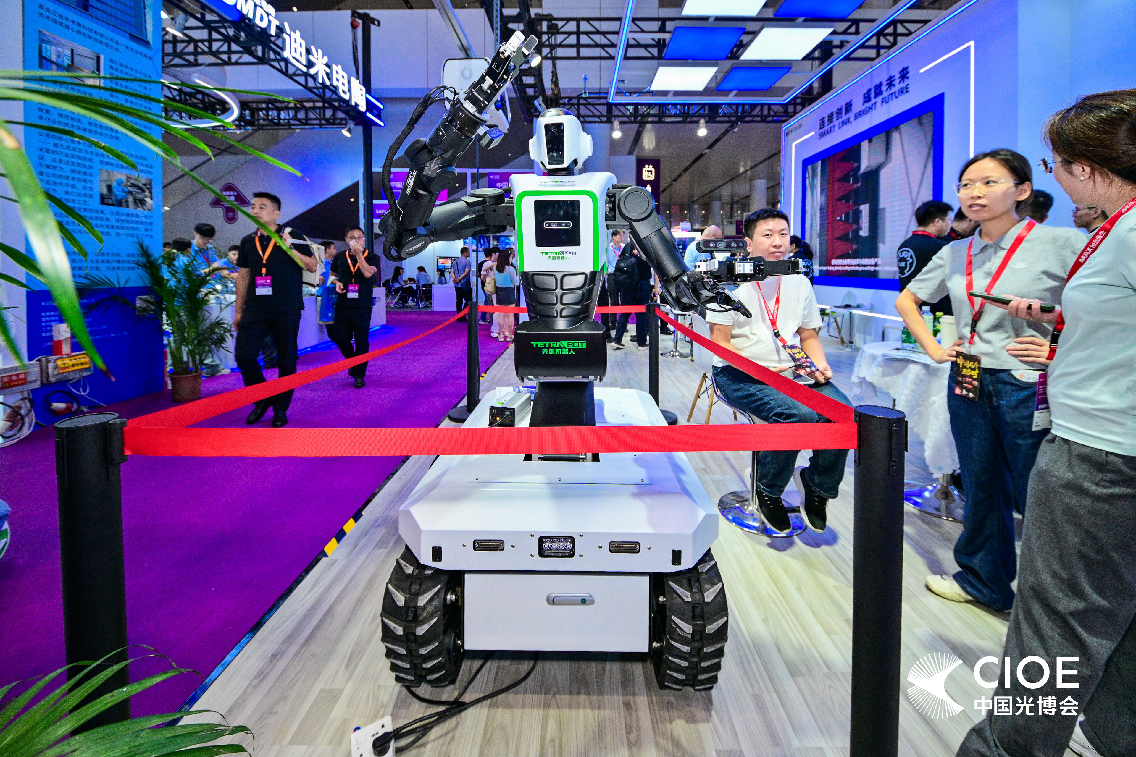 天创机器人受立讯精密邀请 携天魁防爆人形机器人亮相中国国际光电博览会 天创机器人受立讯精密邀请 携天魁防爆人形机器人亮相中国国际光电博览会