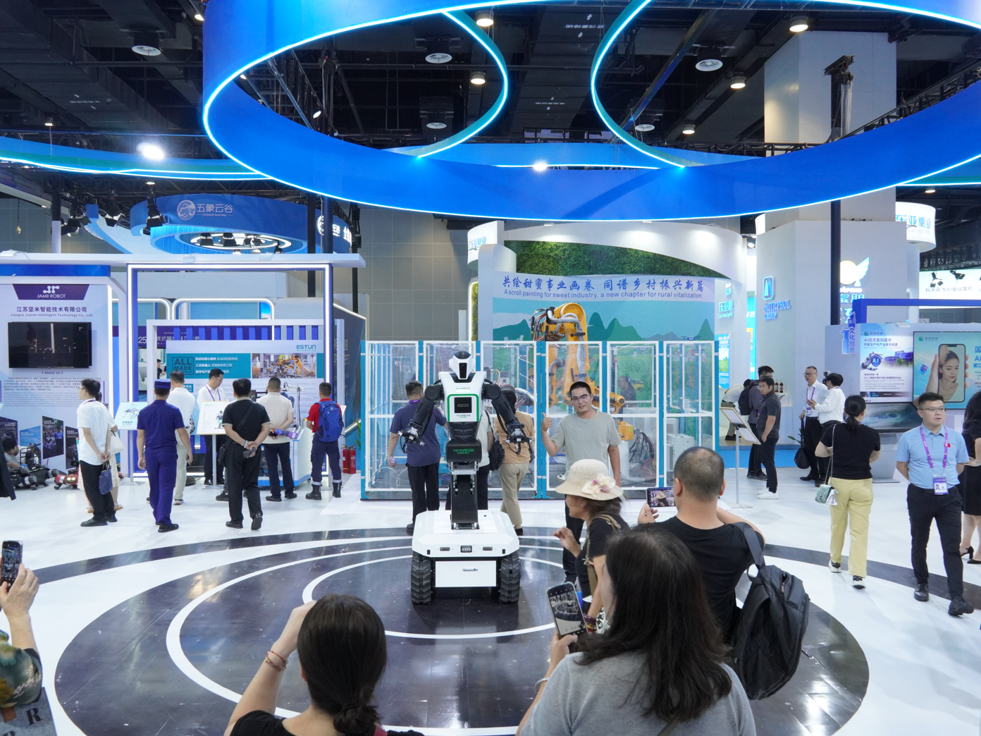 天创机器人亮相中国-东盟博览会 尽显具身智能机器人科技力 天创机器人亮相中国-东盟博览会 尽显具身智能机器人科技力