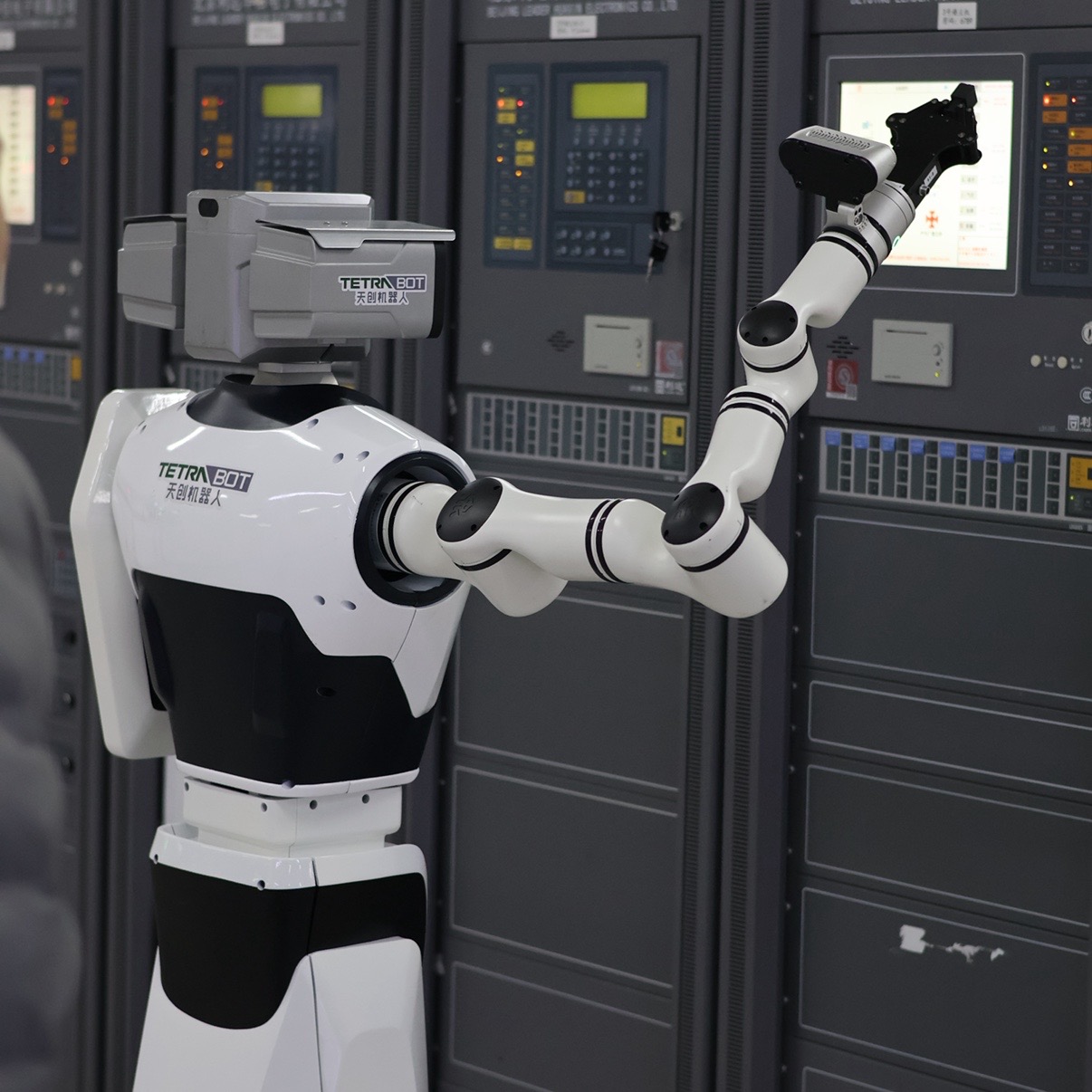 天创机器人助力南京市超高层建筑消防救援演练